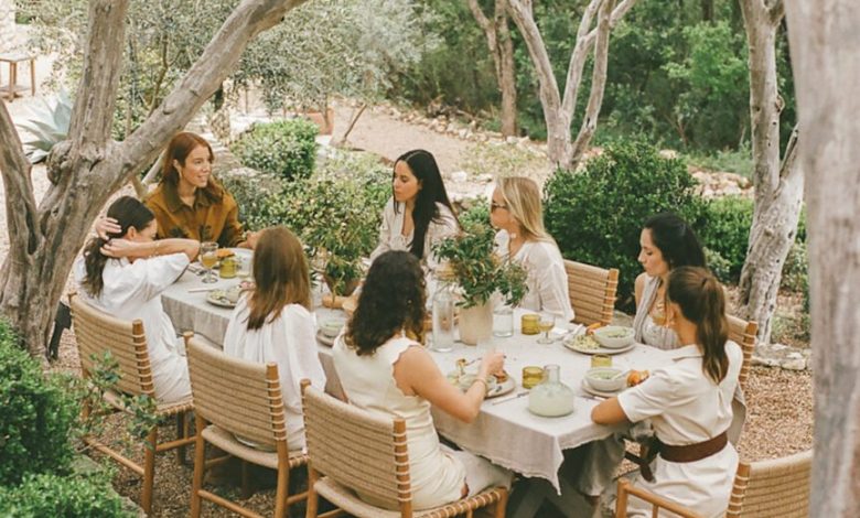 Wanita makan brunch hal yang harus dilakukan di bulan Mei.