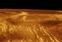 gambar yang disimulasikan komputer dari bentuk berputar oranye di permukaan Venus