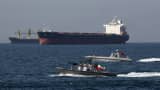 Tanker yang digambarkan dalam Selat Hormuz - jalur air yang penting secara strategis yang memisahkan Iran, Oman dan Uni Emirat Arab.