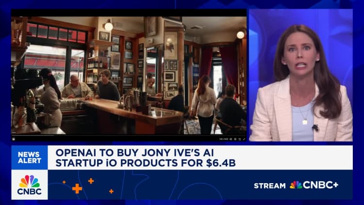 Openai untuk membeli produk IO startup AI Jony Ive seharga $ 6,4 miliar