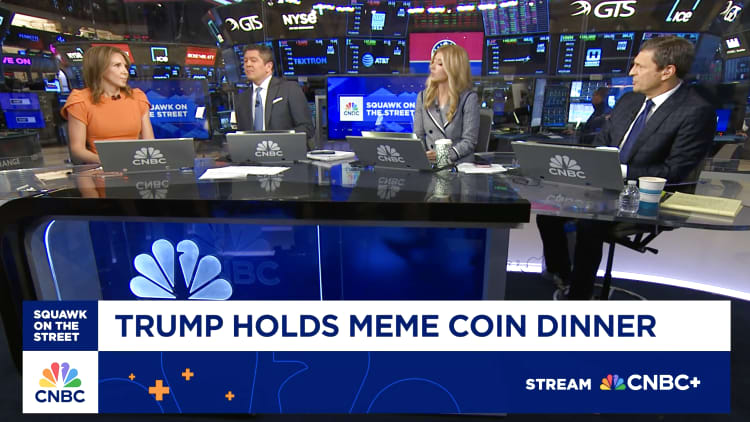 Presiden Trump mengadakan makan malam koin meme