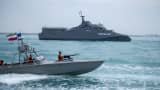 Martir Angkatan Laut IRGC Hassan Bagheri Warship dan kapal kecepatan IRGC berlayar di sepanjang Teluk Persia selama Parade Laut IRGC, yang memperingati Hari Nasional Teluk Persia, dekat pembangkit listrik tenaga nuklir Bushehr di kota pelabuhan 29, provinsi Bushehr, Bushehr, di selatan, di Iran, pada bulan April 29, Bushehr, Provinsi Bushehr, di selatan, di Iran, pada bulan April 29.
