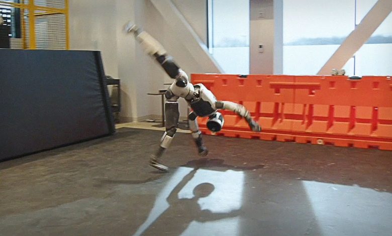Berjalan, lari, merangkak, rl fun | Boston Dynamics | Atlas - YouTube