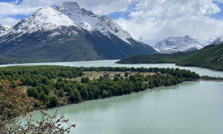Menara gunung di atas Danau Dickson, badan air yang diberi makan gletser di Torres del Pai