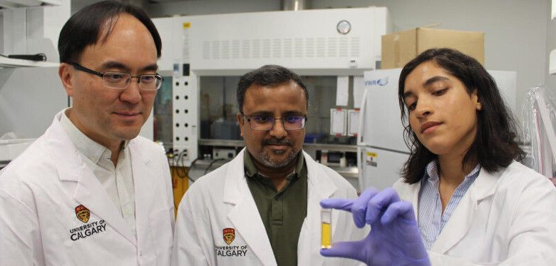 Dari kiri: Seonghwan Kim, Arindam Phani dan kandidat PhD Pegah Zandi Joe McFarl