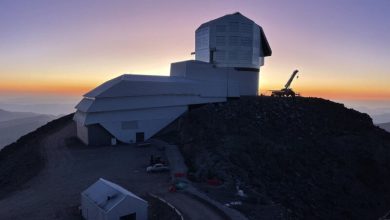 Pandangan Vera C. Rubin Observatory di bawah pita berkilauan dari Bima Sakti.