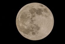 Gambar menunjukkan bulan purnama di malam hari. © Jasper Berndt