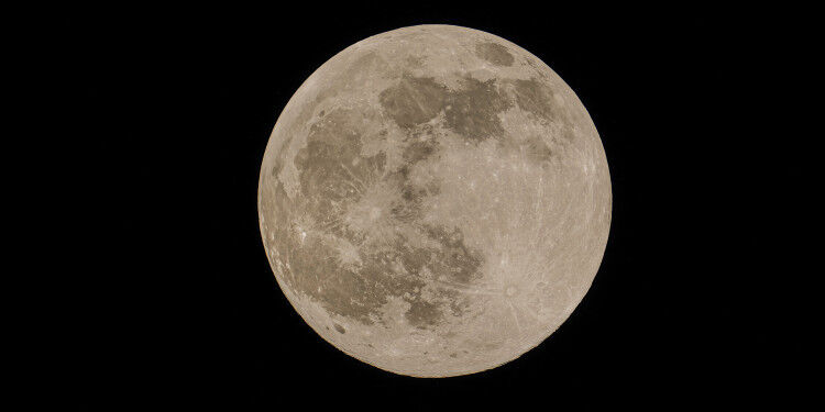 Gambar menunjukkan bulan purnama di malam hari. © Jasper Berndt