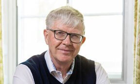 Sarjana Hukum Inggris Sir Malcolm Evans berbicara tentang kesulitan Moni