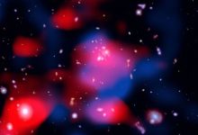 Gambar yang menakjubkan ini mengungkapkan gugus galaksi yang jauh penuh dengan energi: Galaxi