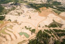 pemandangan udara tambang emas di Peru dengan tanah kering dan kolam kecil