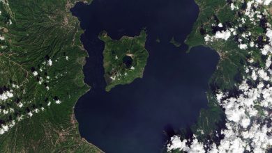 Gambar satelit Danau Taal, Pulau Gunung Berapi dan Danau Kawah Utama.