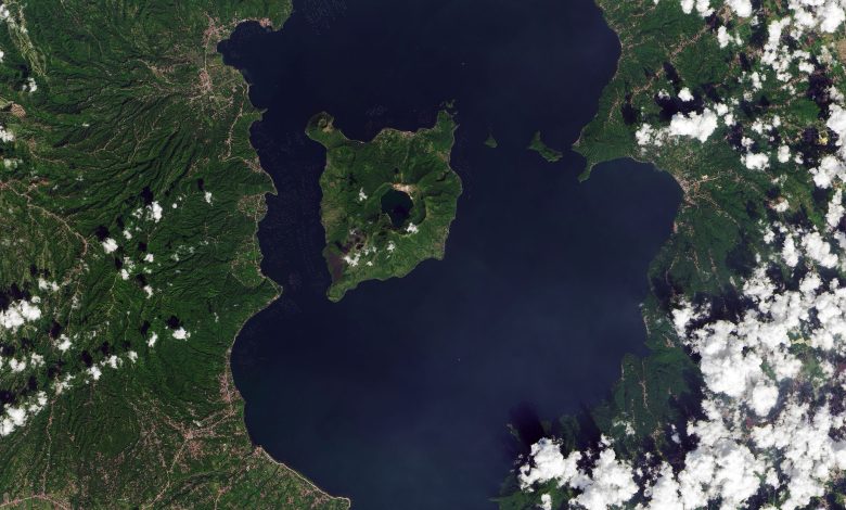 Gambar satelit Danau Taal, Pulau Gunung Berapi dan Danau Kawah Utama.