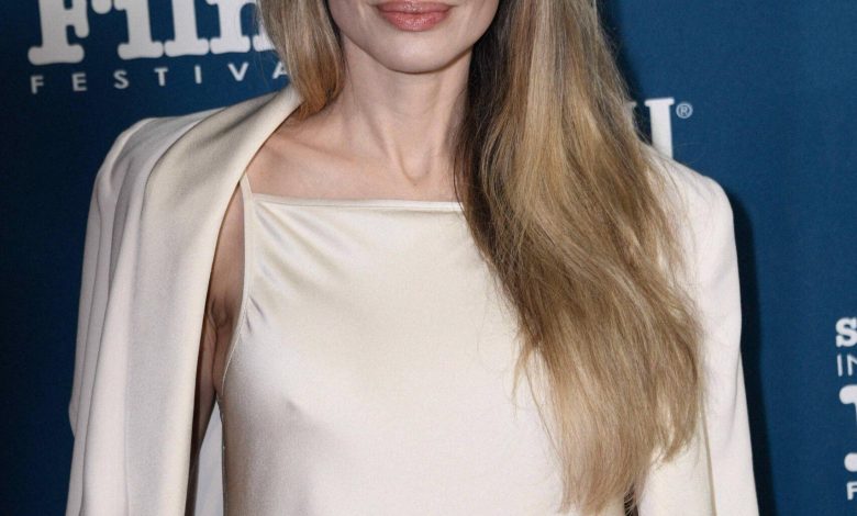 Angelina Jolie menghadiri Festival Film Internasional Santa Barbara tahunan ke -40