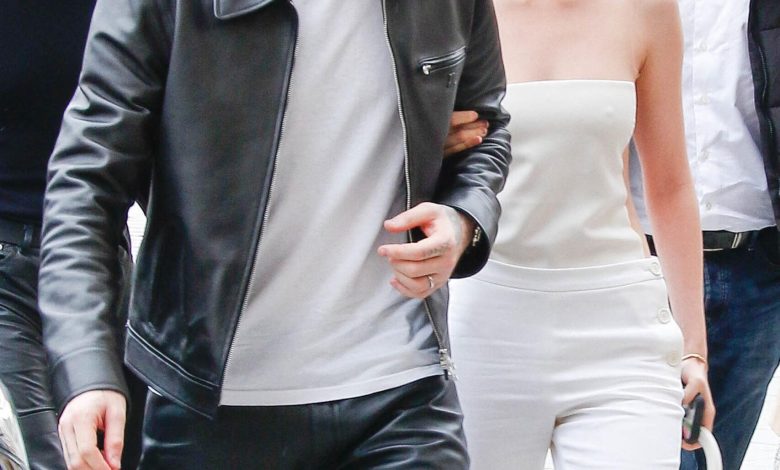 Brooklyn Beckham dan Nicola Peltz tiba di hotel mereka selama Paris Fashion Week