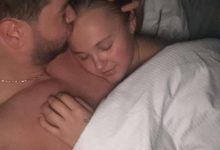 Foto Chris Hughes Memeluk dengan Jojo Siwa