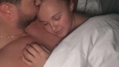 Foto Chris Hughes Memeluk dengan Jojo Siwa