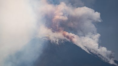 Foto close-up dari puncak Gunung Etna saat itu meletus dengan abu dan bahan vulkanik lainnya.