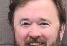 Haley Joel Osment tersenyum dalam Mugshot Polisi Setelah ditangkap karena keracunan publik di Ski Resort