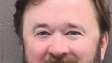 Haley Joel Osment tersenyum dalam Mugshot Polisi Setelah ditangkap karena keracunan publik di Ski Resort