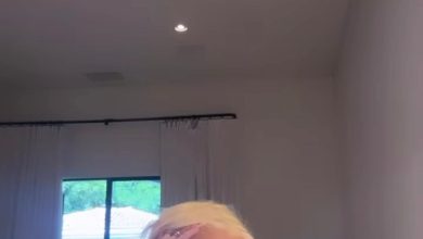 Alabama Barker mengambil selfie di dalam kamarnya.