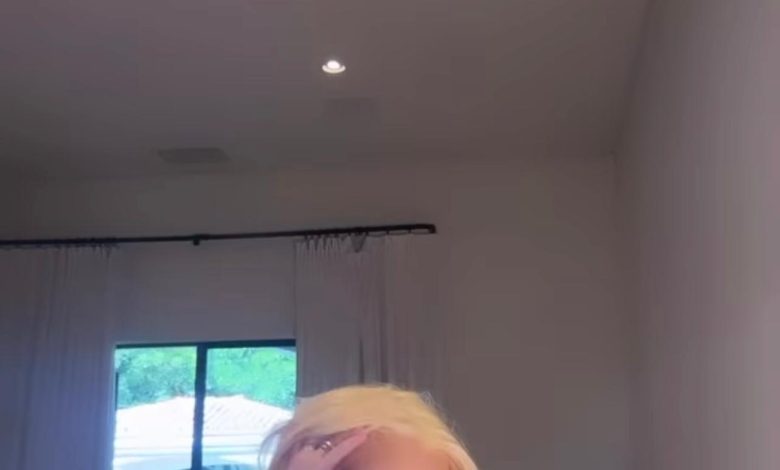 Alabama Barker mengambil selfie di dalam kamarnya.