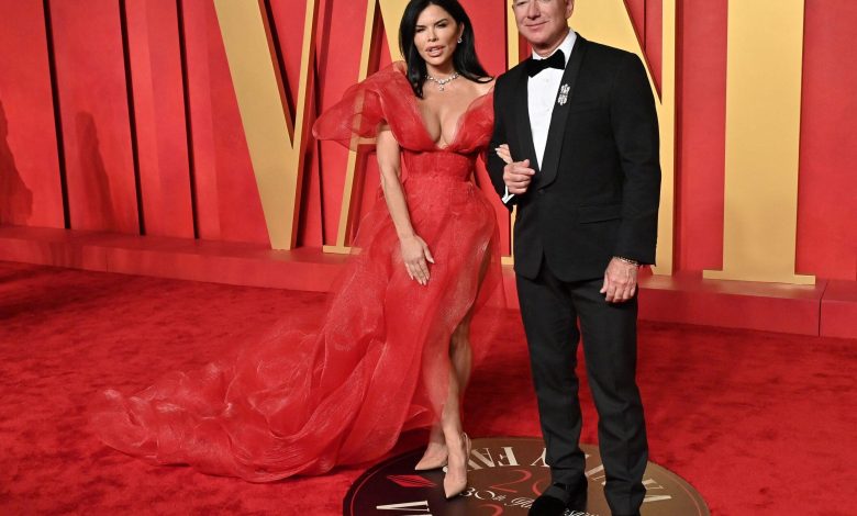 Jeff Bezos dan Lauren Sanchez di Vanity Fair Oscar Party 2024