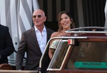 Jeff Bezos dan Lauren Sanchez terlihat meninggalkan hotel mereka di Venesia, sehari sebelum pernikahan mereka
