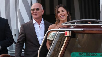 Jeff Bezos dan Lauren Sanchez terlihat meninggalkan hotel mereka di Venesia, sehari sebelum pernikahan mereka