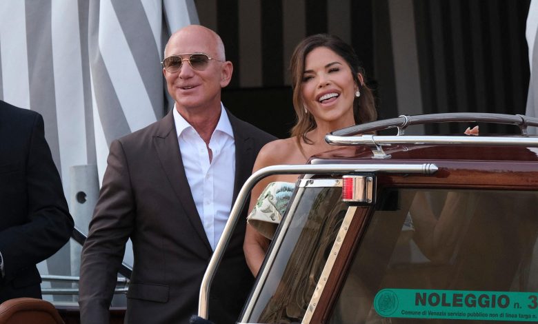 Jeff Bezos dan Lauren Sanchez terlihat meninggalkan hotel mereka di Venesia, sehari sebelum pernikahan mereka