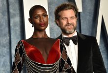 Jodie Turner-Smith dan Joshua Jackson di pesta Vanity Fair Oscar