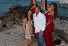 Joe Giudice dan putrinya berpose di pantai