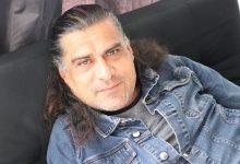 Foto Jonathan Joss beristirahat di sofa
