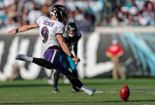 Justin Tucker selama pertandingan Jacksonville Jaguars vs Baltimore Ravens NFL