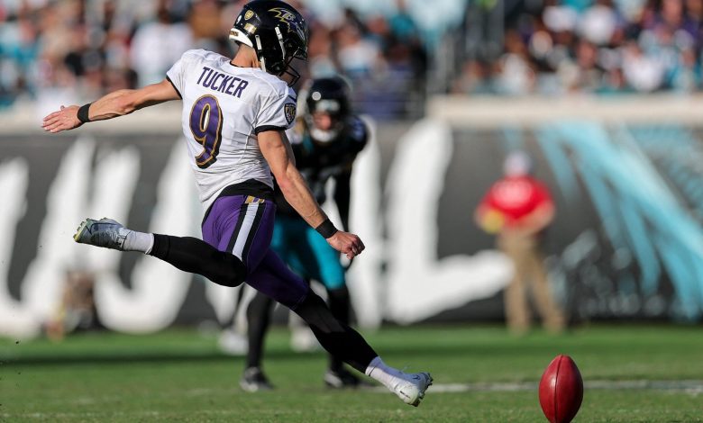 Justin Tucker selama pertandingan Jacksonville Jaguars vs Baltimore Ravens NFL