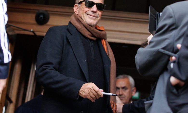 Bintang Hollywood Kevin Costner di Blythswood Hotel, Glasgow, dan hampir ditabrak bus saat berada di Glasgow. 21.08.2023.