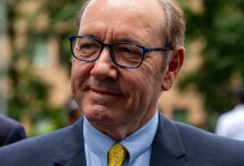 Kevin Spacey terlihat di luar Southwark Crown Court di London