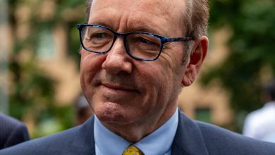 Kevin Spacey terlihat di luar Southwark Crown Court di London