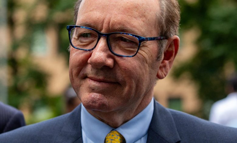 Kevin Spacey terlihat di luar Southwark Crown Court di London