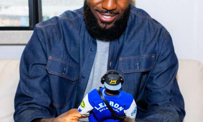 LeBron James berpose dengan Ken Doll.