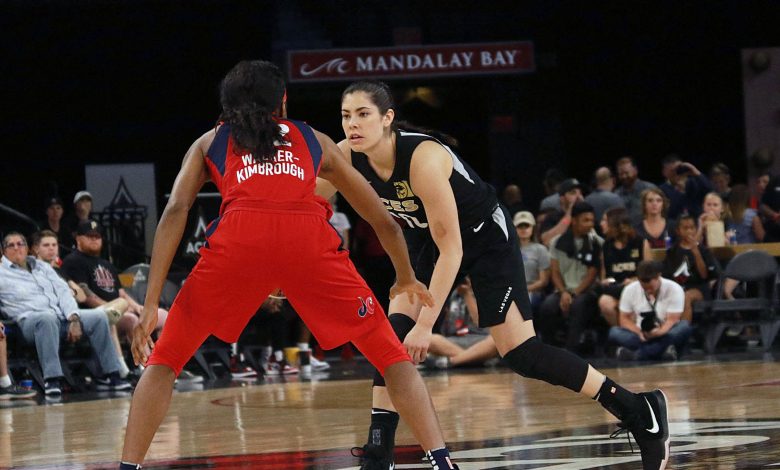 Dua wanita bermain basket.