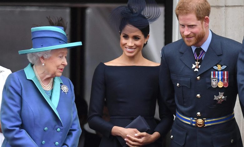 Meghan Markle dan Pangeran Harry dengan Ratu di Keluarga Kerajaan Tonton RAF100 Flypast