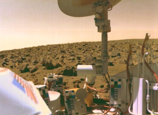 Foto Mars yang kabur dengan peralatan ilmiah