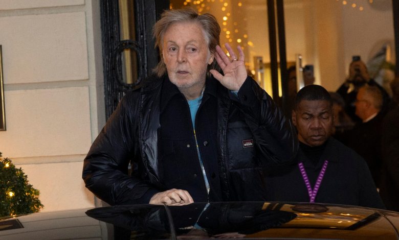 Paul McCartney meninggalkan hotel tempat dia tinggal di Madrid