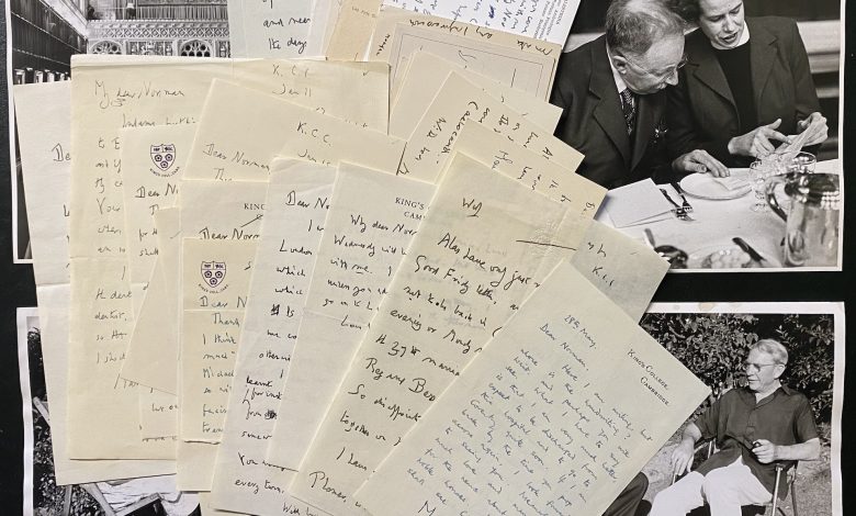 Foto tumpukan surat tertulis tangan yang berantakan di atas foto hitam dan putih