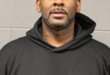 R. Kelly terlihat poker dihadapi dalam tembakan mug setelah dipesan tentang tuduhan pelecehan seksual