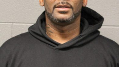 R. Kelly terlihat poker dihadapi dalam tembakan mug setelah dipesan tentang tuduhan pelecehan seksual