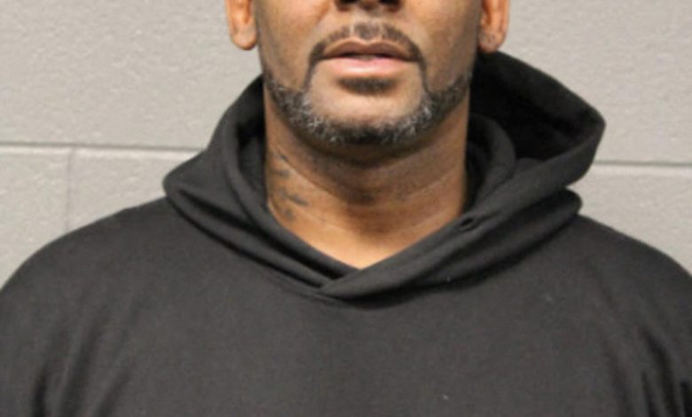 R. Kelly terlihat poker dihadapi dalam tembakan mug setelah dipesan tentang tuduhan pelecehan seksual