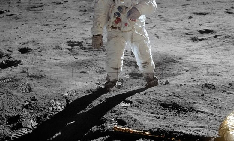Foto astronot yang berdiri di permukaan bulan