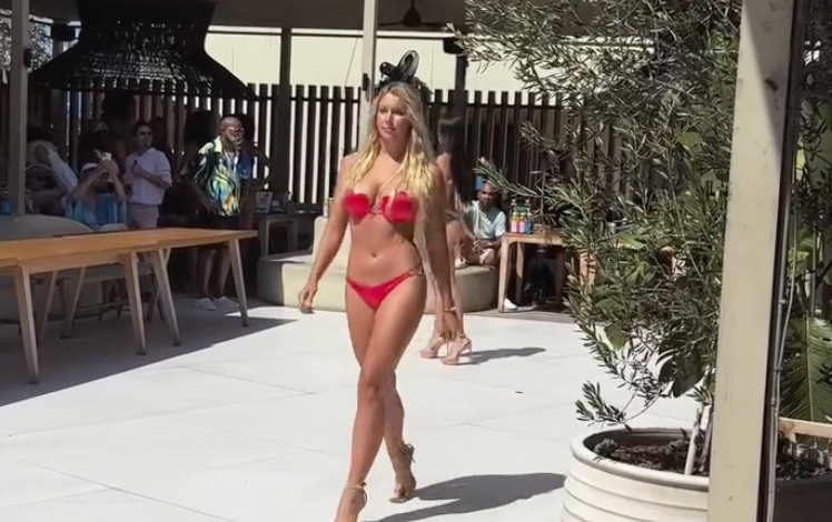 Andreea Dragoi berpose untuk kamera.